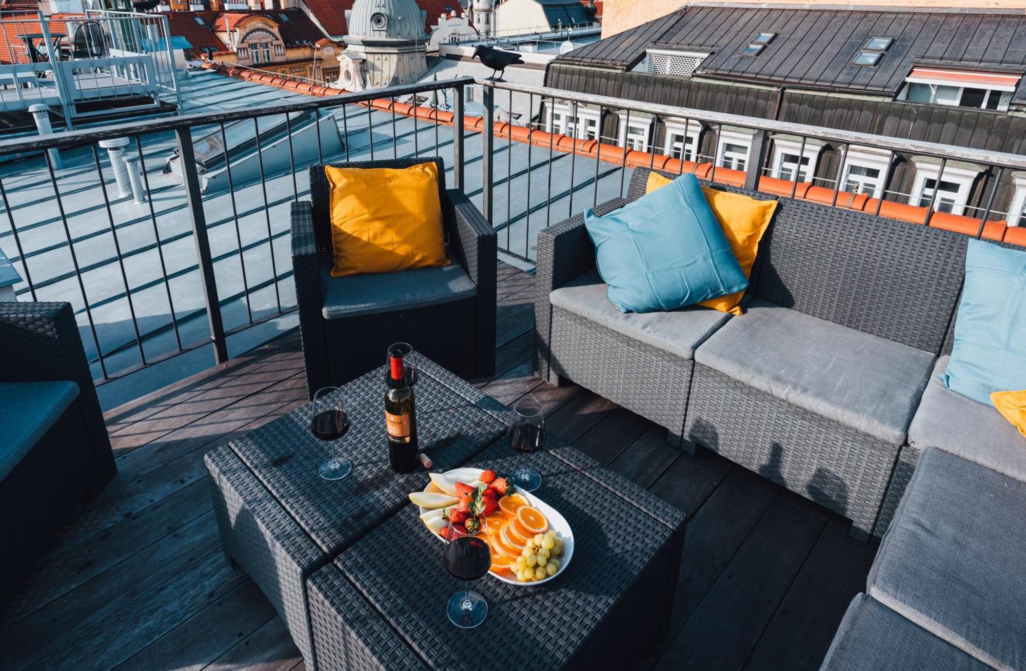 Two-Level Apart With A Terrace Near The Vltava River ปราก ภายนอก รูปภาพ